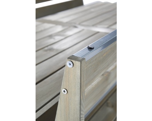 Detailansicht einer Holzgartenbank mit Schrauben und Metallleiste