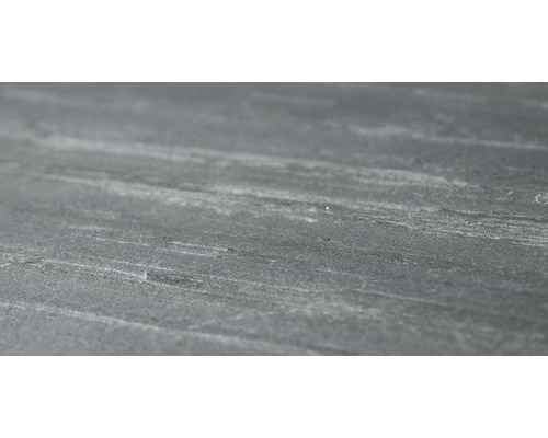 Nahaufnahme einer grauen Schieferplatte mit horizontalen Texturen.