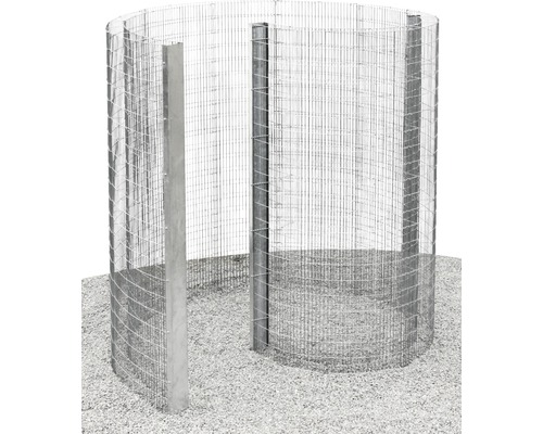 Drahtgitterkonstruktion mit Metallpfosten auf Kies