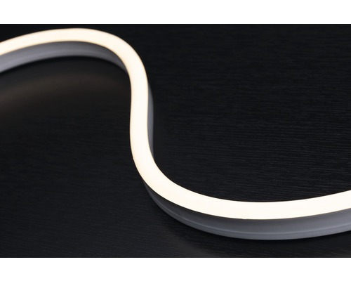 Bande lumineuse LED flexible sur une surface sombre