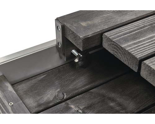 Vue détaillée d''une terrasse en bois avec éléments de fixation et vis de réglage.