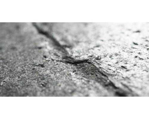 Nahaufnahme einer Schieferplatte mit Riss