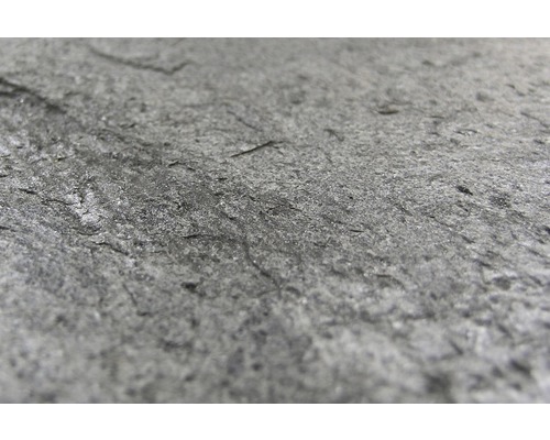 Nahaufnahme einer strukturierten Schieferoberfläche als Bodenbelag