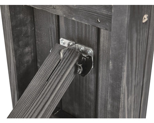 Gros plan sur une table en bois avec des ferrures métalliques et un support pour un ouvre-bouteille.