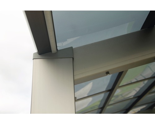 Vue détaillée d''un toit de terrasse avec cadre en aluminium et toit transparent