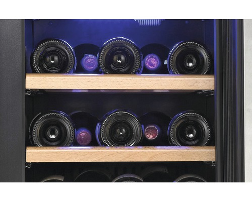 Étagère à vin avec plusieurs bouteilles