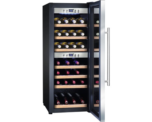 Cave à vin avec façade en verre et étagères en bois avec des bouteilles de vin stockées