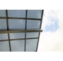 Vue détaillée d''un toit de terrasse avec des panneaux transparents