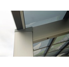 Vue détaillée d''un toit de terrasse en aluminium et verre