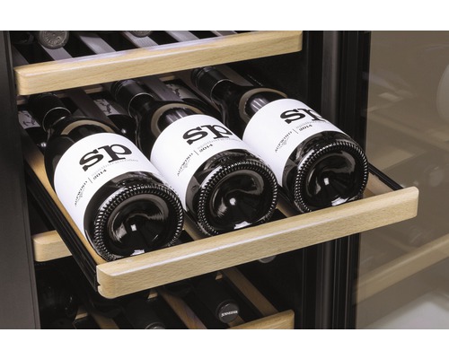 Cave à vin avec bouteilles de vin sur étagères en bois