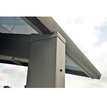 Vue détaillée d''un toit de terrasse avec poteaux et élément en verre