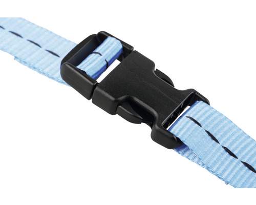 Detailansicht eines blauen Textilbandes mit schwarzem Verschluss