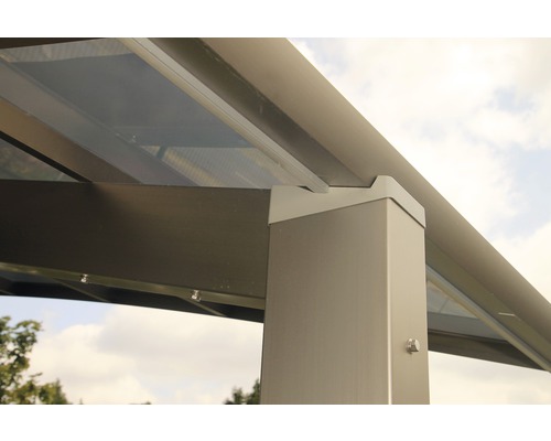 Vue détaillée d''un toit de terrasse avec des poteaux en aluminium et un toit transparent