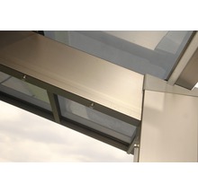 Vue détaillée d''un toit de terrasse en métal et en verre
