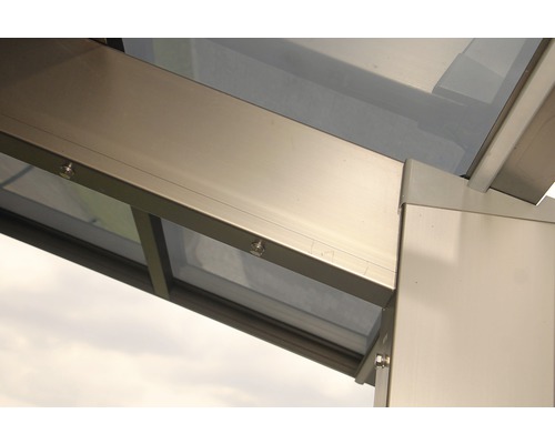 Vue détaillée d''un toit de terrasse en métal et en verre