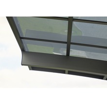 Vue détaillée d''un toit de terrasse avec cadre et panneaux de verre