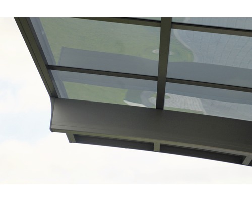 Vue détaillée d''un toit de terrasse avec cadre et panneaux de verre