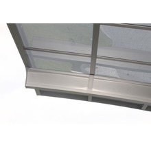 Vue détaillée d''un toit de terrasse transparent avec cadre métallique