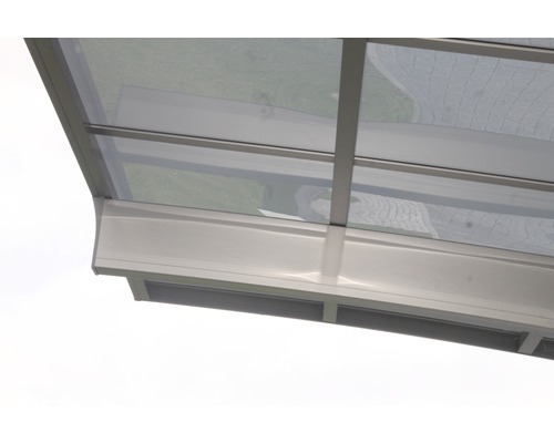 Vue détaillée d''un toit de terrasse transparent avec cadre métallique