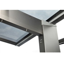 Vue détaillée d''un toit de terrasse en métal avec des éléments en verre