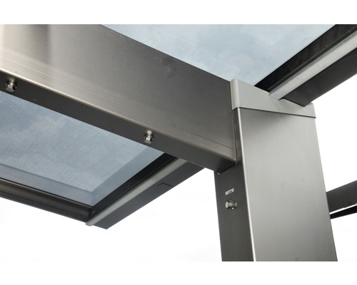 Vue détaillée d''un toit de terrasse en métal avec des éléments en verre