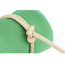 Gros plan d''un filet vert noué avec une corde beige.
