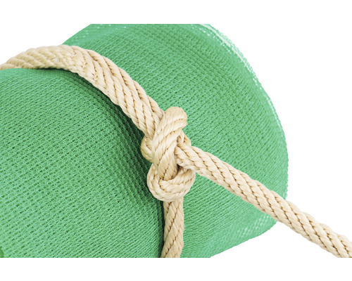Gros plan d''un filet vert noué avec une corde beige.