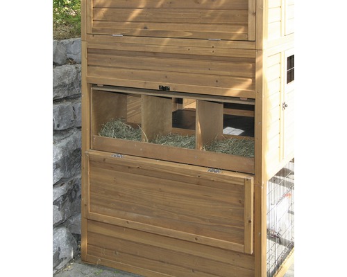 Clapier en bois avec du foin dans les pondoirs