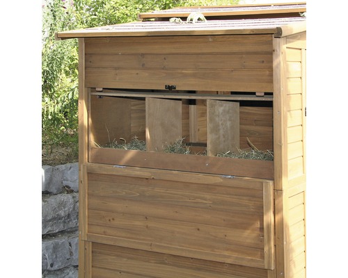 Vue détaillée d''un poulailler avec nichoir en bois