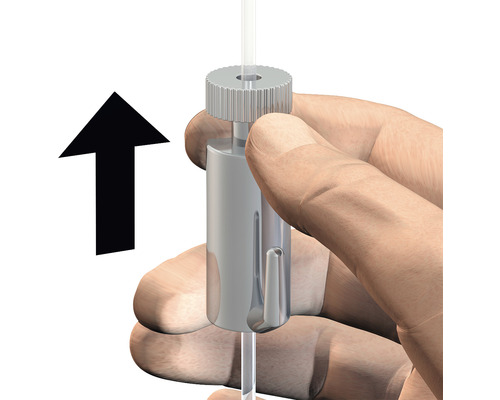 Eine Hand justiert eine Seilaufhängung mit einem Pfeil nach oben.