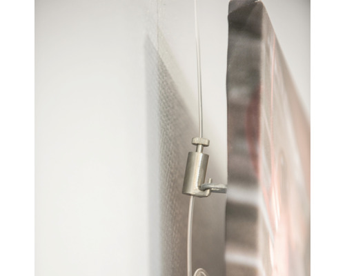 Befestigung eines Bildes mit einem Galerieseile-System an der Wand