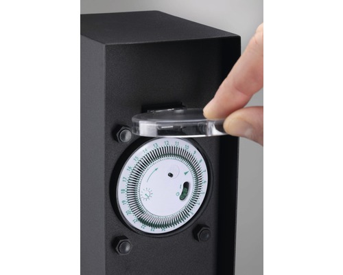 Minuteur dans un boîtier noir avec une main qui ouvre le couvercle transparent.