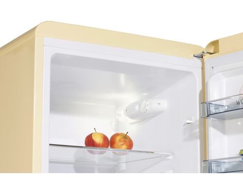 Innenansicht eines Kühlschranks mit Äpfeln auf einem Regal