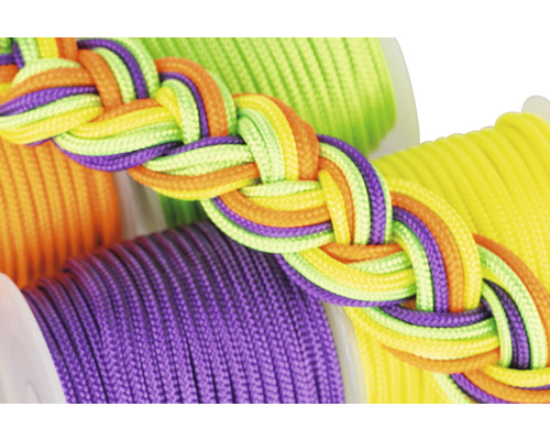 Cordon tressé multicolore et rouleaux de cordon