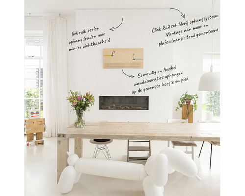 Pièce lumineuse avec système d''accrochage de tableaux Click Rail, monté au mur et au plafond. Les câbles de suspension en perlon assurent un accrochage discret des décorations murales à la hauteur souhaitée.