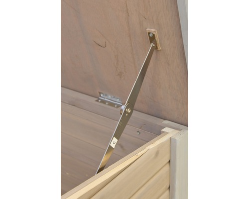 Vue détaillée d''un coffre de rangement en bois avec une ferrure métallique pour le support du couvercle