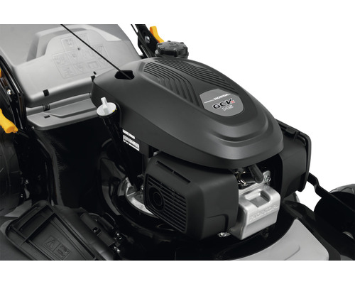 Gros plan du moteur de tondeuse à gazon Honda