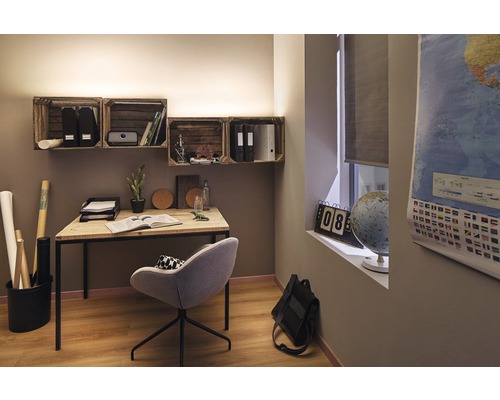 Aménagement de bureau avec bureau, chaise, caisses en bois servant d''étagères et carte du monde