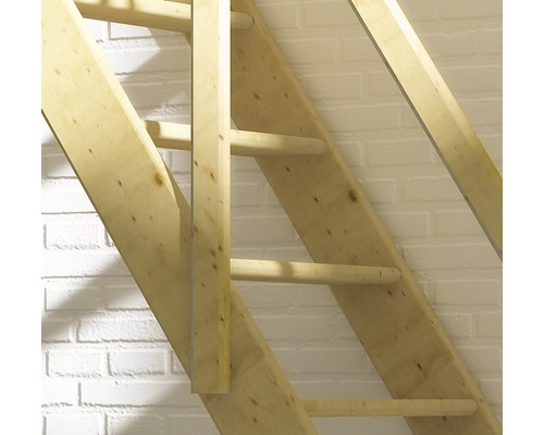 Escalier en bois devant un mur de briques