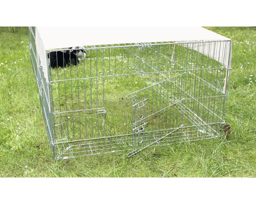 Clôture pour petits animaux avec grillage métallique et toit en tissu dans le jardin