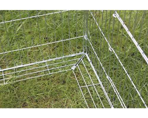 Gros plan d''un enclos pour chiens en métal sur une pelouse