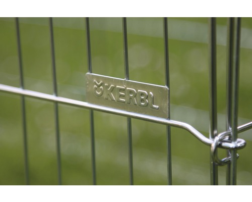 Gros plan d''une clôture métallique avec le logo Kerbl