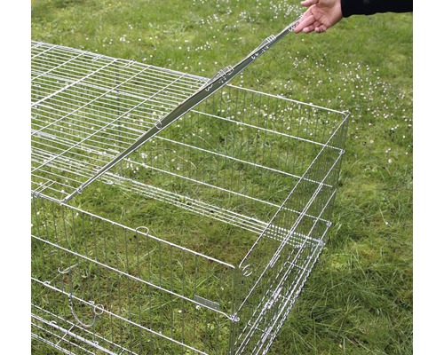 Cage métallique ouverte pour petits animaux à l''extérieur