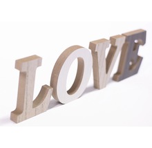 Dekorative Holzbuchstaben, die das Wort Liebe bilden