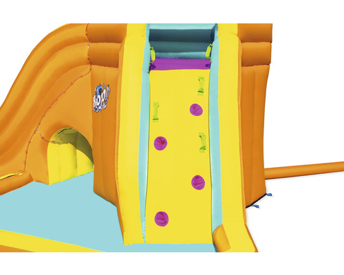 Detailansicht einer aufblasbaren Wasserrutsche mit Kletterwand
