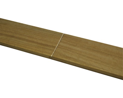 Gerillte Terrassendiele aus Holz im Detail