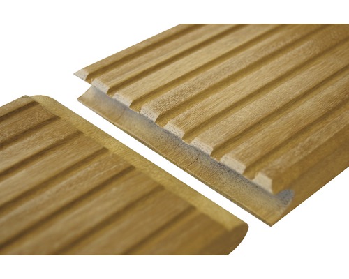 Terrassendielen aus Holz mit geriffelter Oberfläche