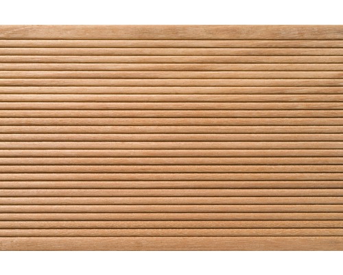 Holzterrasse mit gerillter Oberfläche