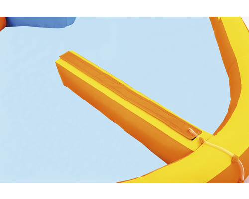 Detailansicht einer aufblasbaren Wasserrutsche für den Garten