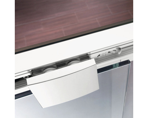 Detail einer Duschkabine mit Schiebetür und Beschlägen